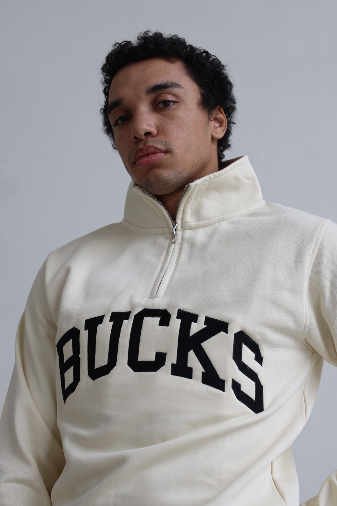 Sweat à capuche universitaire Milwaukee Bucks à fermeture éclair quart de tour - Ivoire