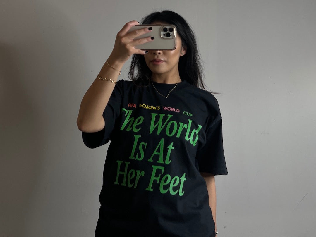 The World is at Her Feet Heavyweight T-Shirt - Washed Black