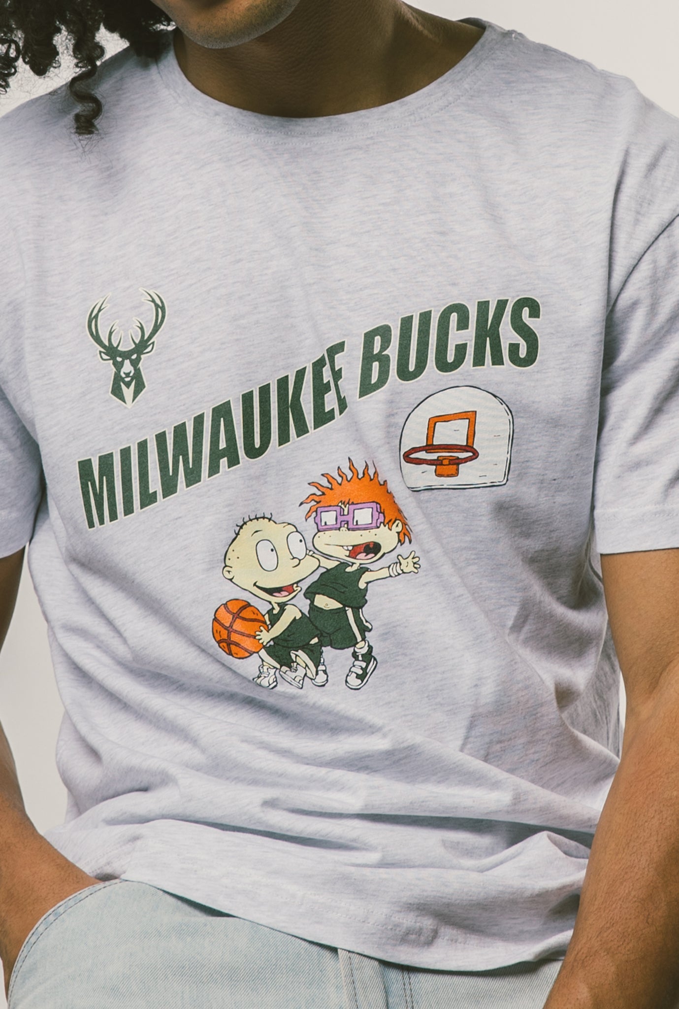 NBA x Rugrats Milwaukee Bucks Tommy/Chuckie T-Shirt - Aschgrau