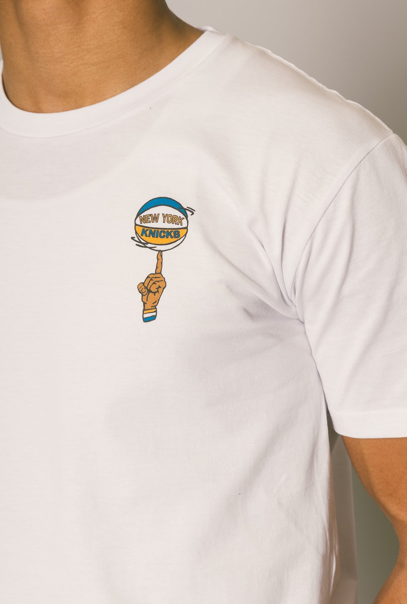 New York Knicks Spinning Ball T-Shirt - White
