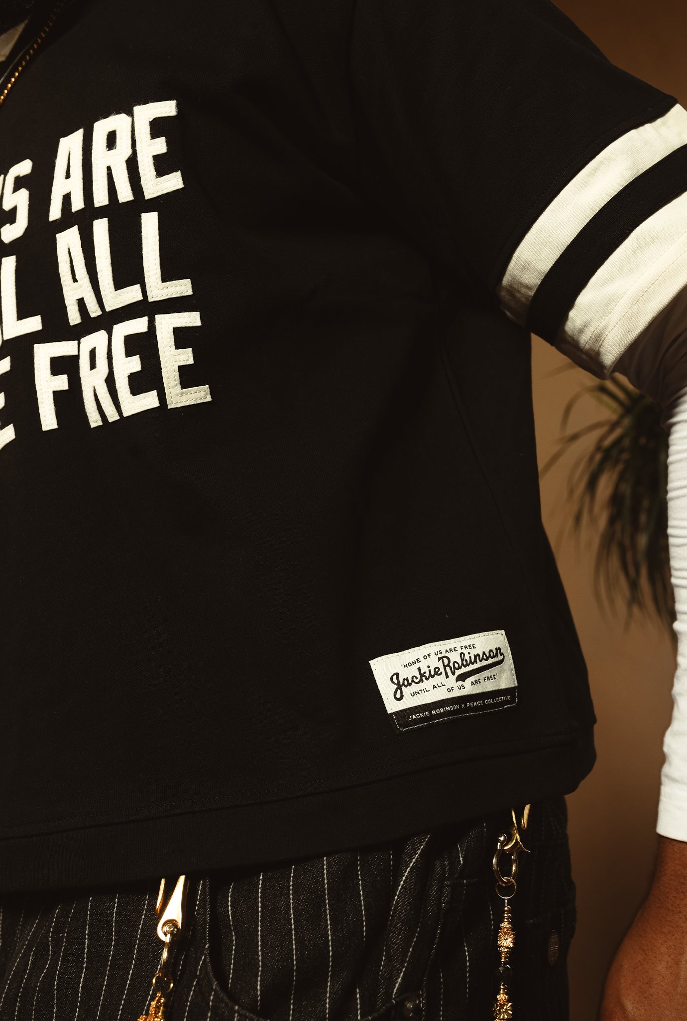 P/C x Jackie Robinson: Schweres V-Ausschnitt-T-Shirt – Schwarz