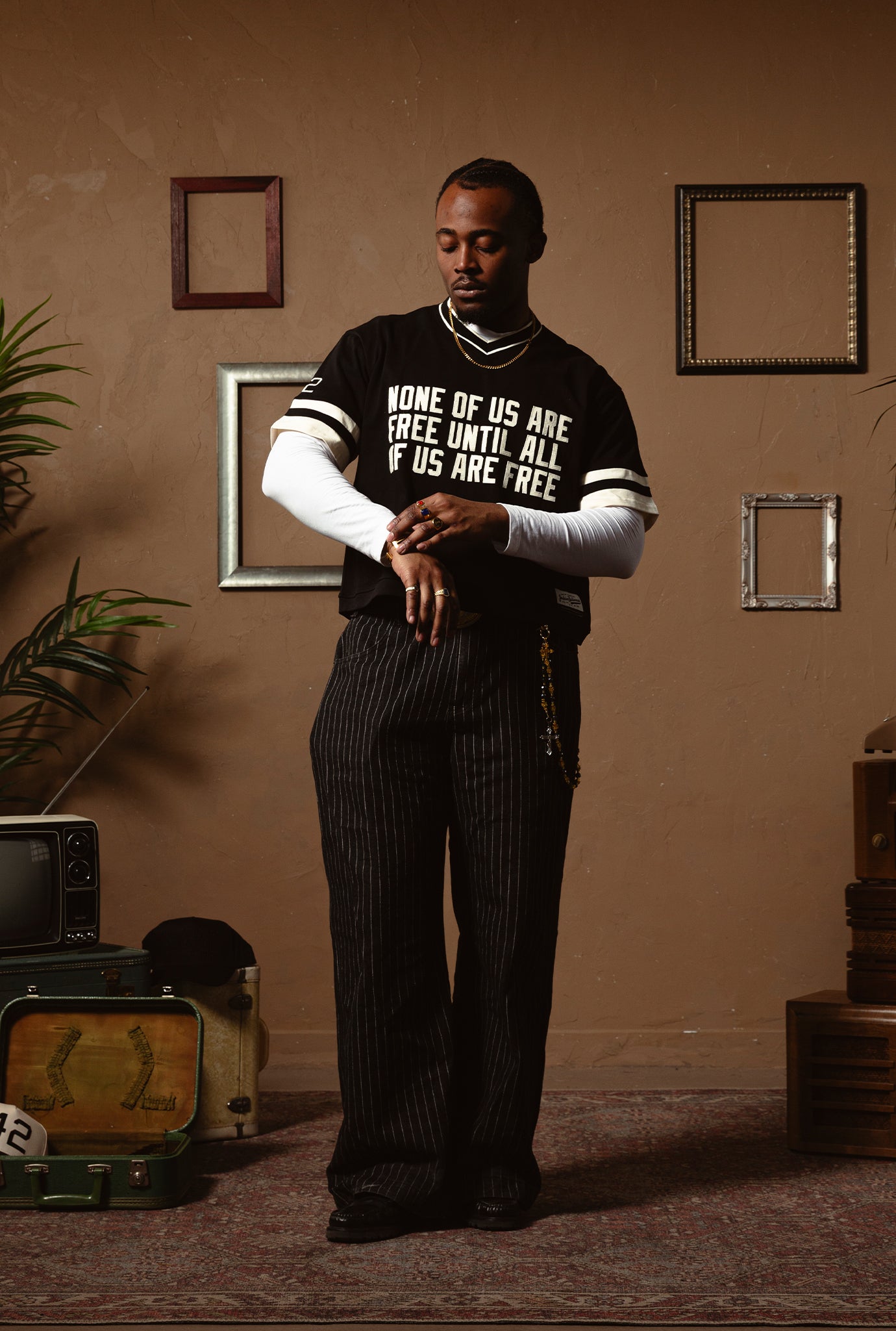 P/C x Jackie Robinson: Schweres V-Ausschnitt-T-Shirt – Schwarz