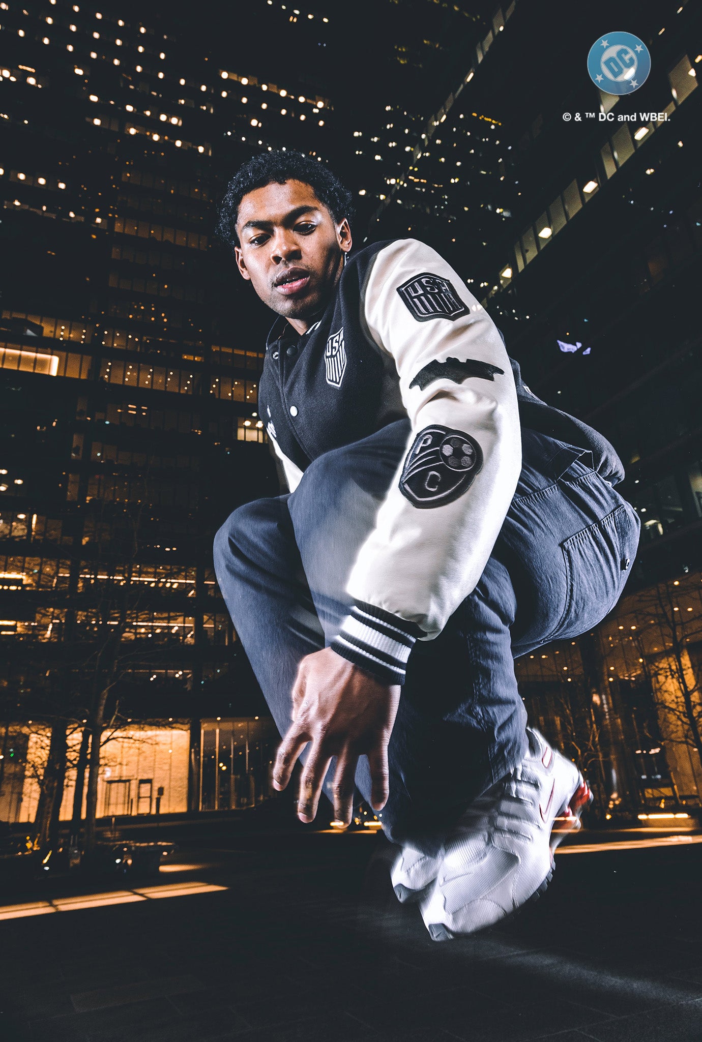 Veste universitaire Batman en nylon, coloris noir, issue de la collaboration entre l'équipe américaine de football et DC Comics.