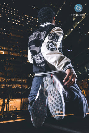 Veste universitaire Batman en nylon, coloris noir, issue de la collaboration entre l'équipe américaine de football et DC Comics.