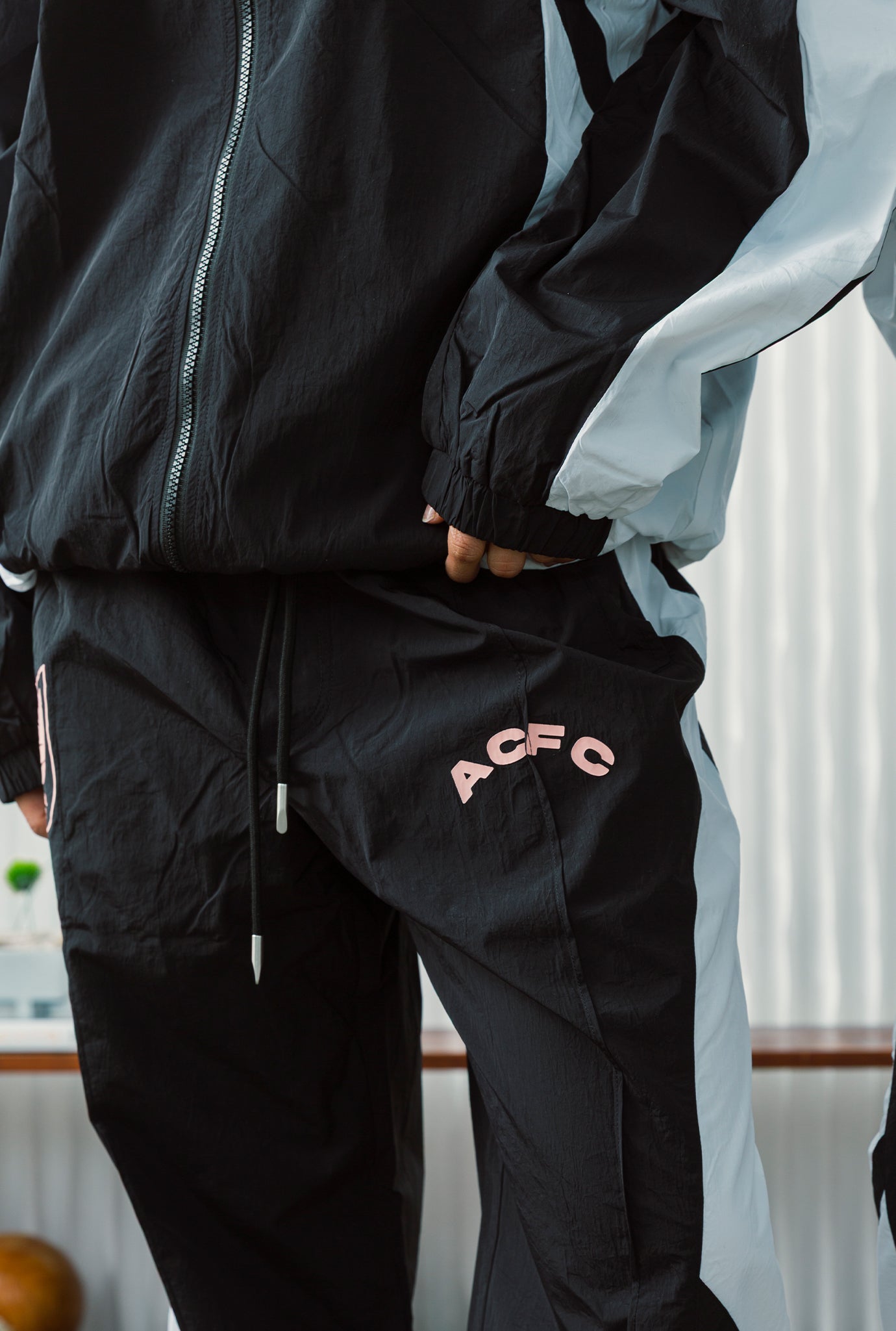 Angel City FC Trainingshose mit Farbblock-Design – Schwarz/Weiß