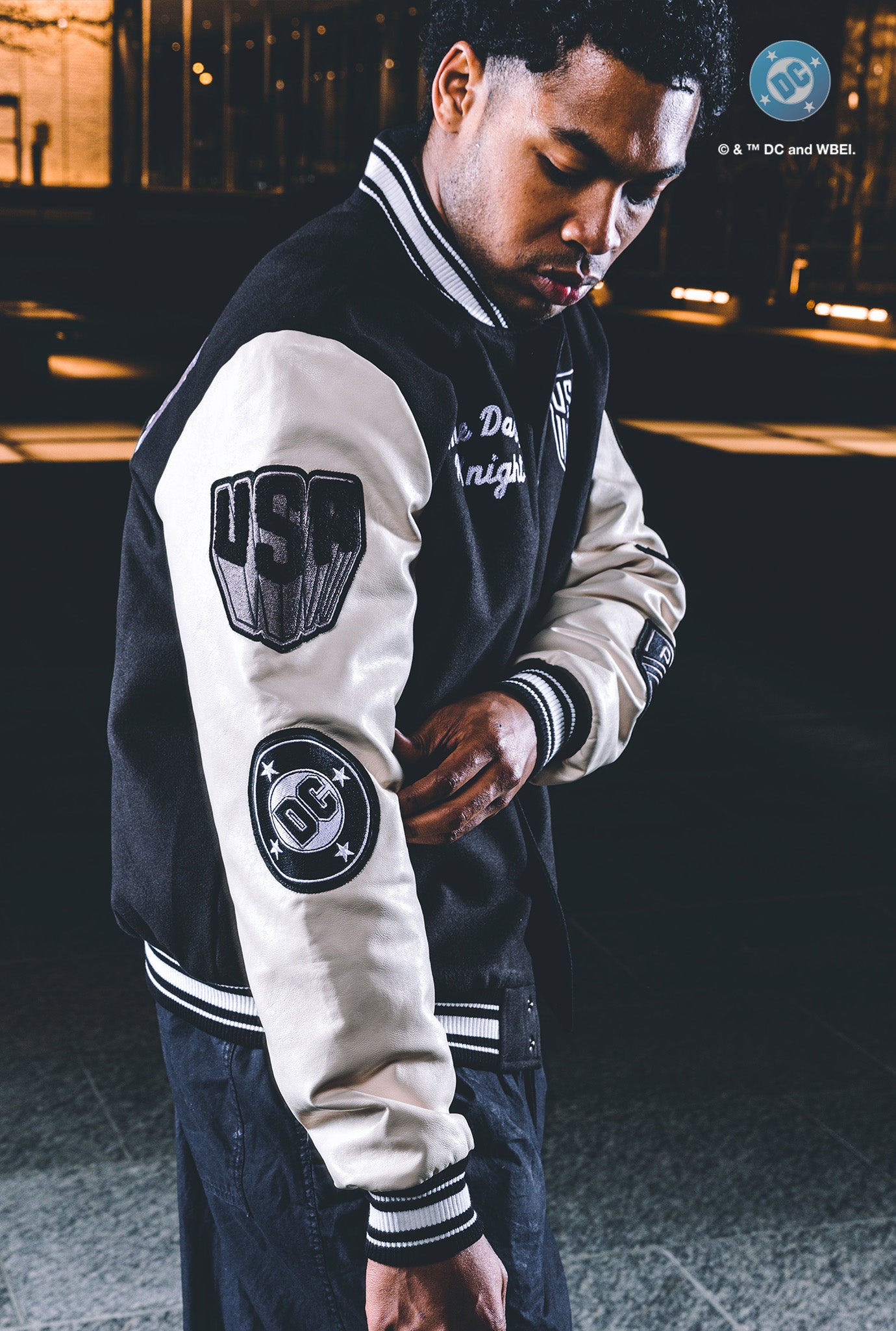 Veste universitaire Batman en nylon, coloris noir, issue de la collaboration entre l'équipe américaine de football et DC Comics.