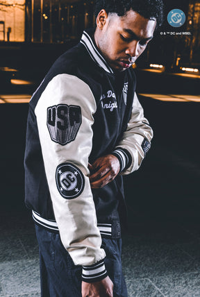 Veste universitaire Batman en nylon, coloris noir, issue de la collaboration entre l'équipe américaine de football et DC Comics.
