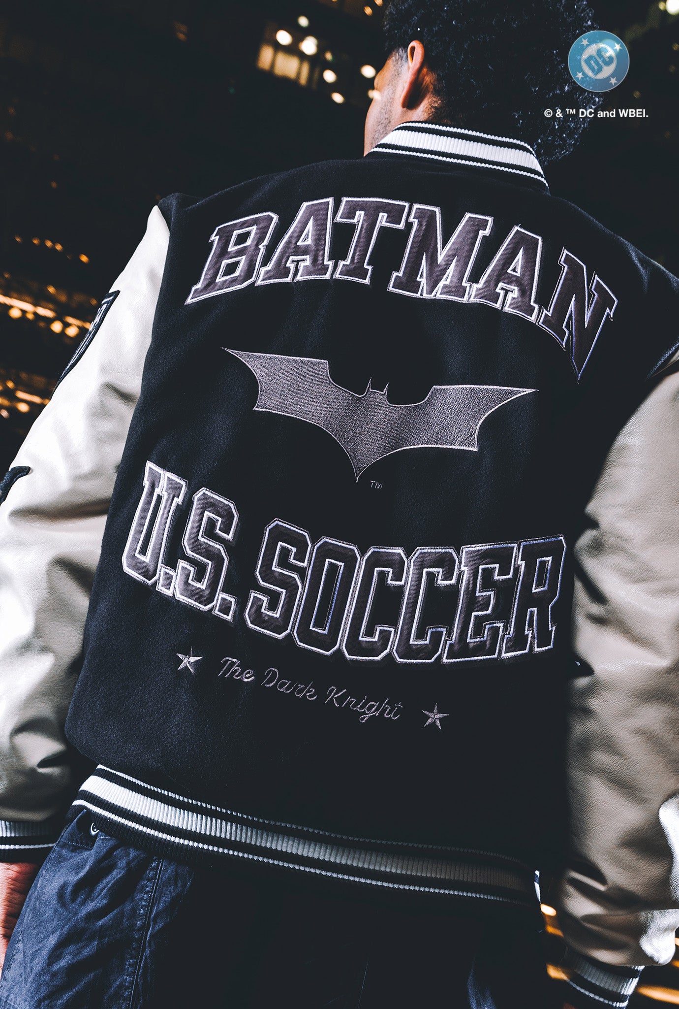 Veste universitaire Batman en nylon, coloris noir, issue de la collaboration entre l'équipe américaine de football et DC Comics.