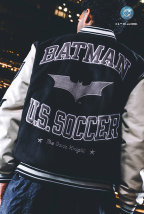 Veste universitaire Batman en nylon, coloris noir, issue de la collaboration entre l'équipe américaine de football et DC Comics.