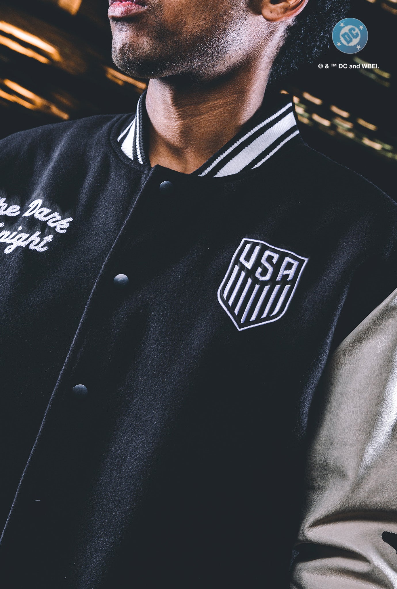 Veste universitaire Batman en nylon, coloris noir, issue de la collaboration entre l'équipe américaine de football et DC Comics.