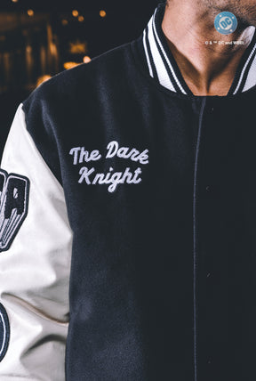 Veste universitaire Batman en nylon, coloris noir, issue de la collaboration entre l'équipe américaine de football et DC Comics.