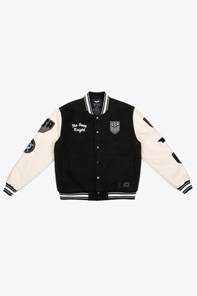 Veste universitaire Batman en nylon, coloris noir, issue de la collaboration entre l'équipe américaine de football et DC Comics.