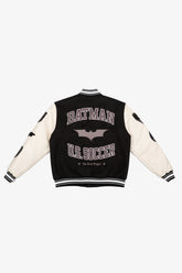 Veste universitaire Batman en nylon, coloris noir, issue de la collaboration entre l'équipe américaine de football et DC Comics.