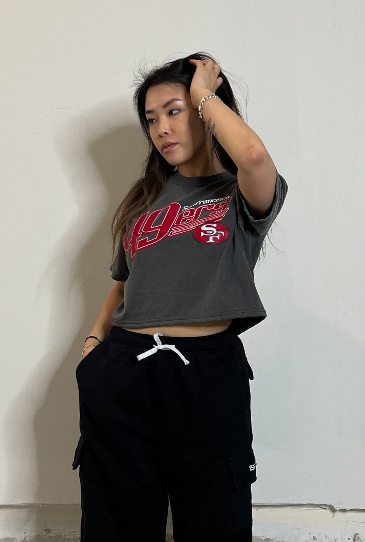 San Francisco 49ers Garment Dyed Cropped T-Shirt - Black
